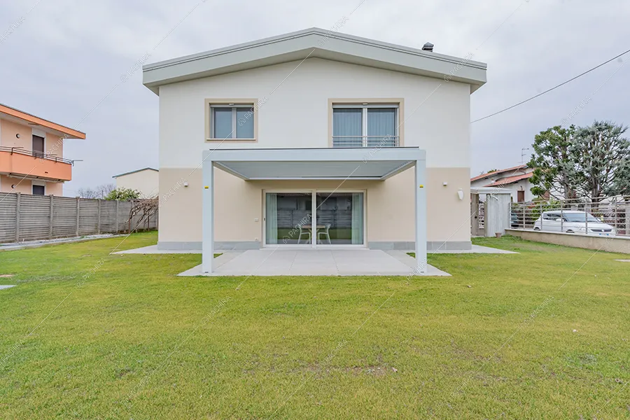 Veranda della villa Morava, location in stile moderno a Milano