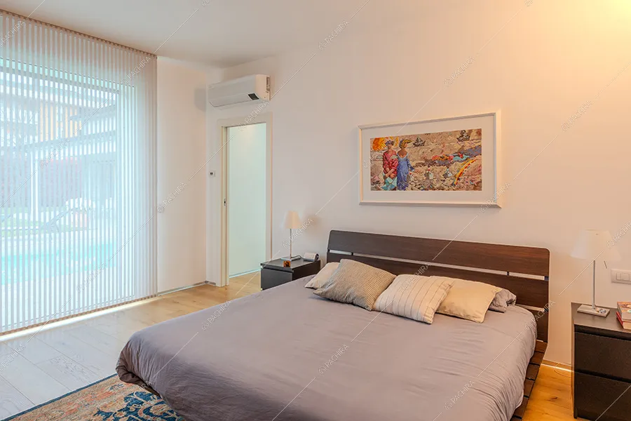 Camera da letto della villa Daintree, location in stile moderno a Varese