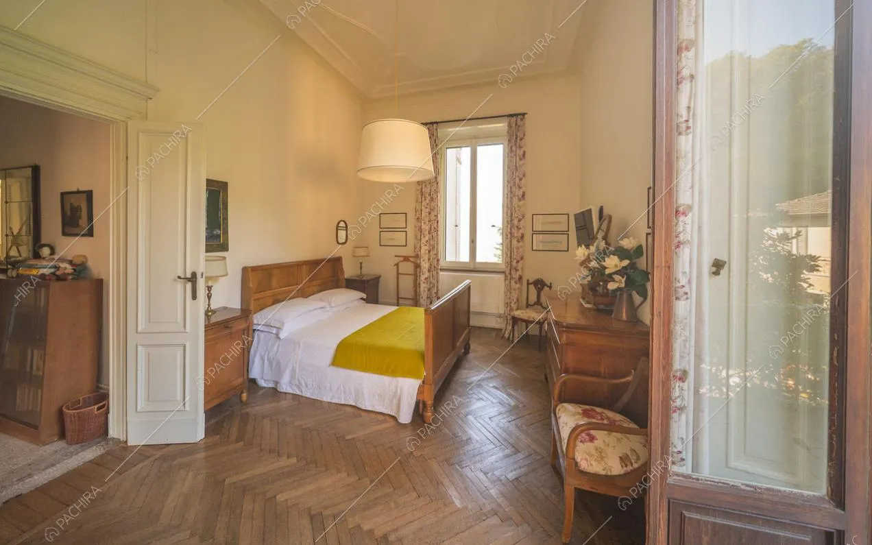 Camera matrimoniale con pareti beige e arredi in legno