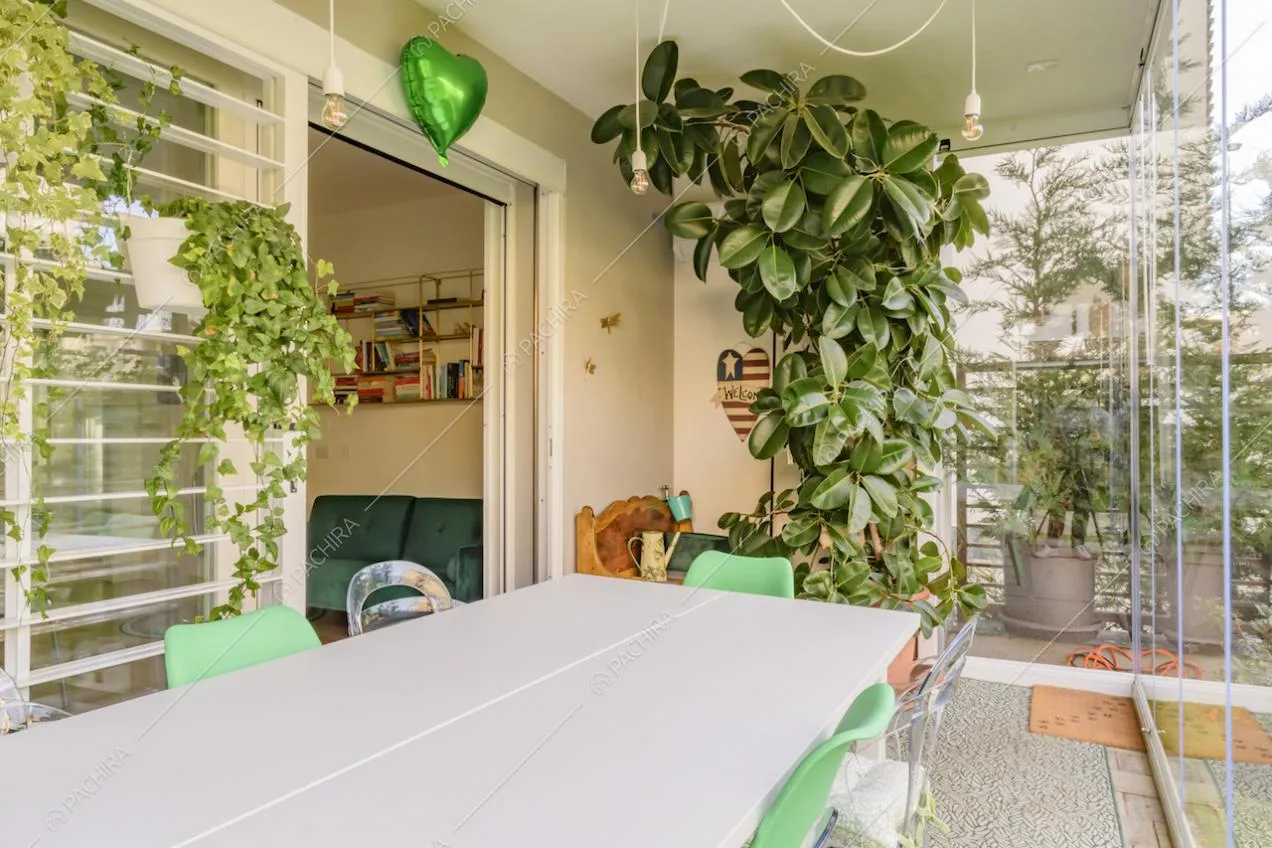 Luminosa veranda con porta-finestra scorrevole che la collega alla cucina