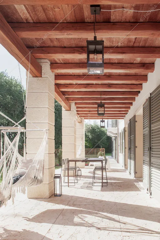 Portico con travi in legno a vista sul soffitto della villa Ghibli, location in stile contemporaneo a Verona