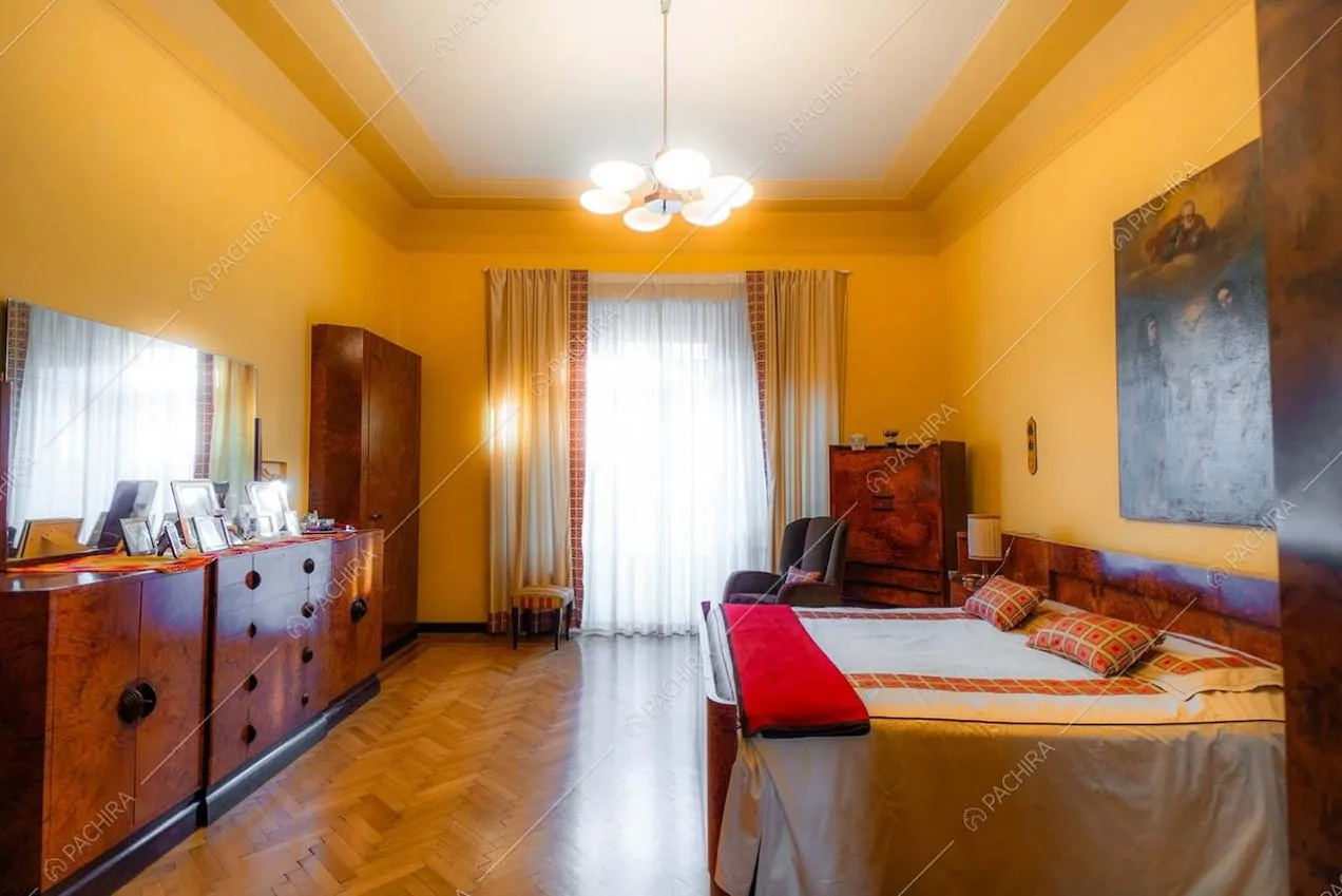 Camera da letto della villa Adamite, location in stile classico a Savona