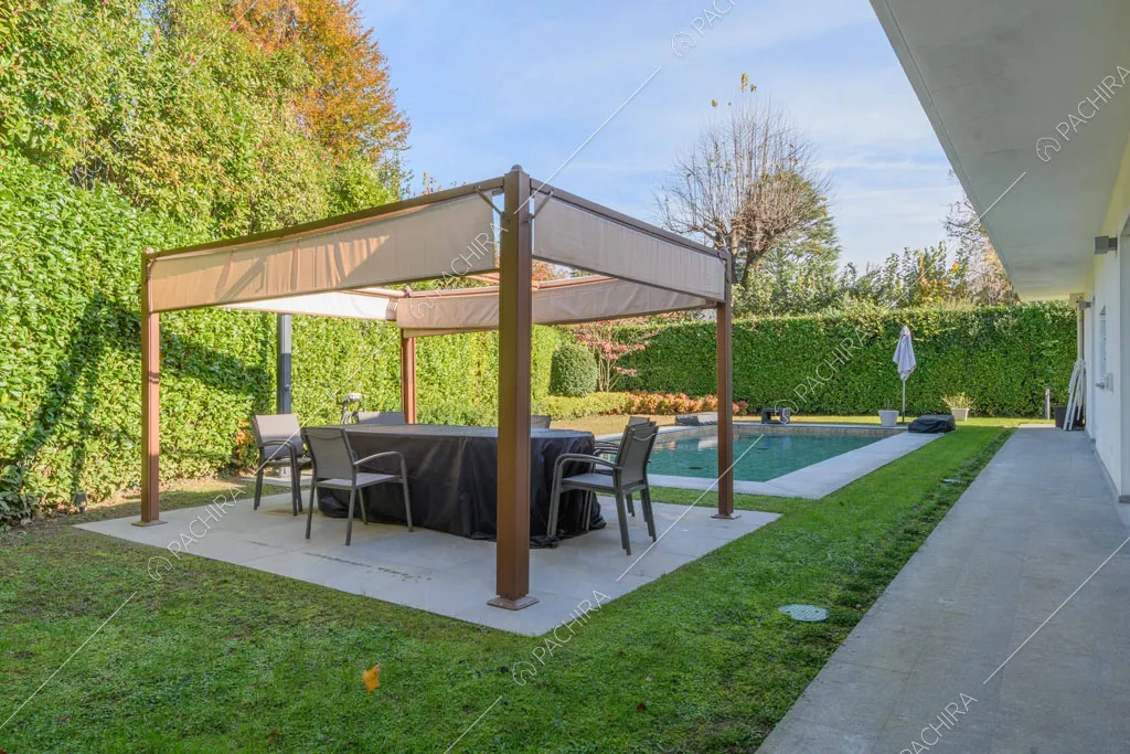 Patio nel curato giardino e vista sulla piscina