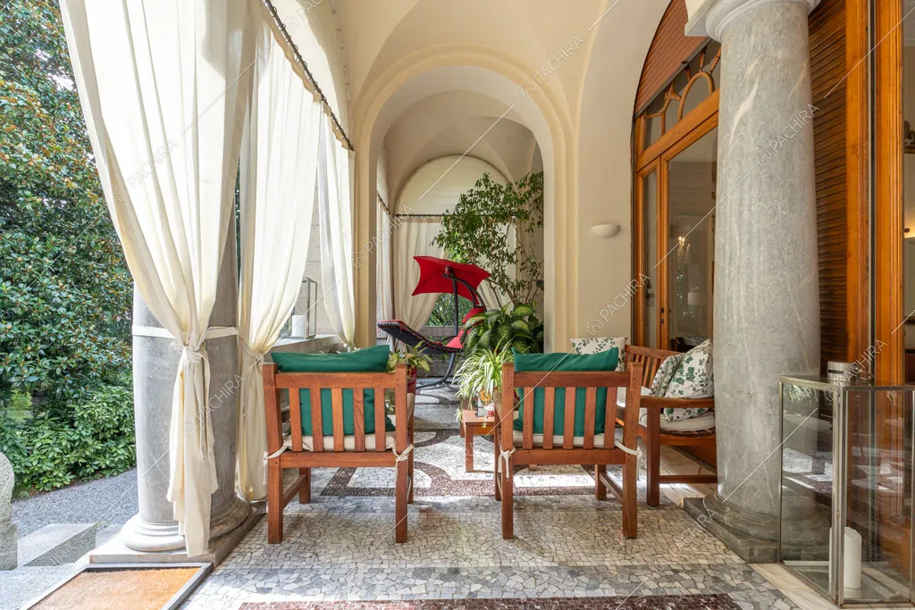 Portico della dimora storica Taurus, location in stile classico a Lecco