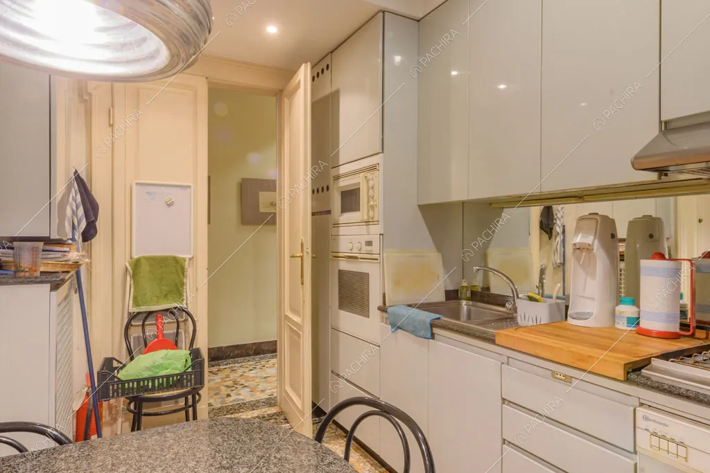 Fornelli a gas nella cucina dell'appartamento Agazzino, location in stile classico a Milano