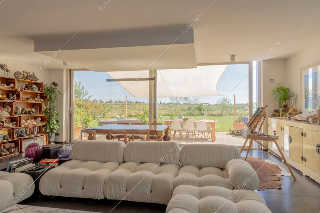 Porta-finestra nella zona living della villa Arafura, location in stile contemporaneo a Roma