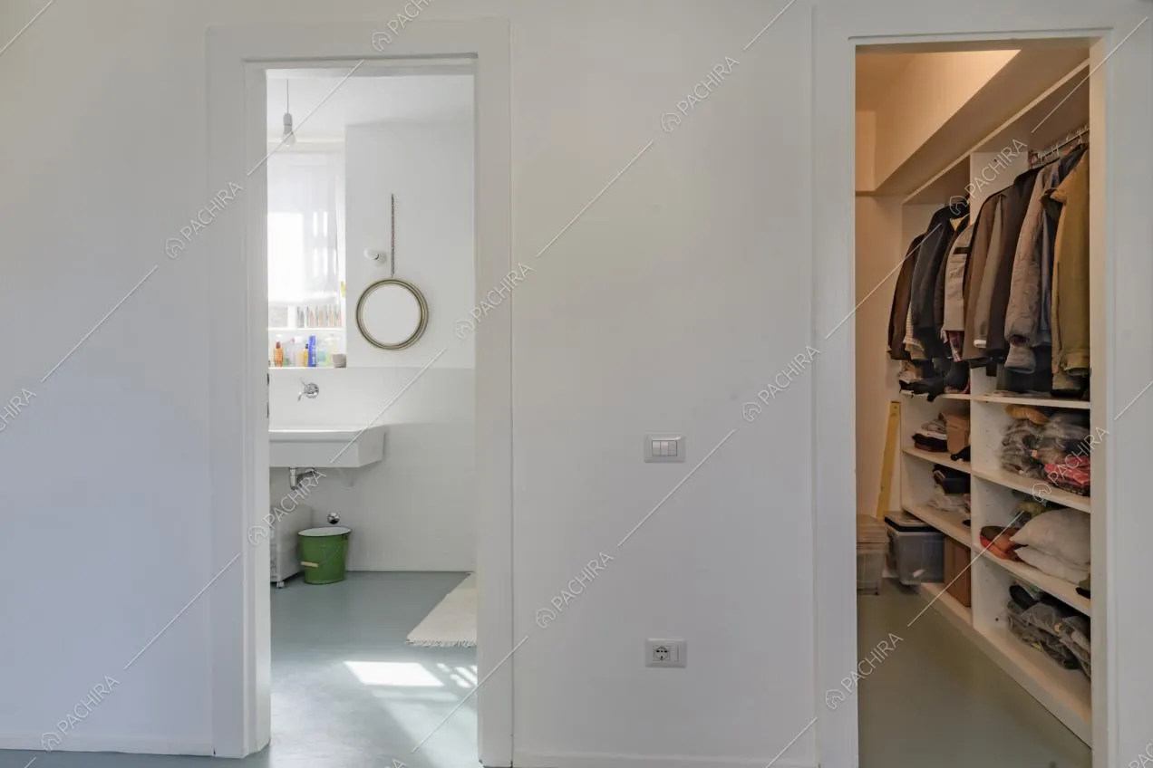 Vista su bagno e cabina armadio