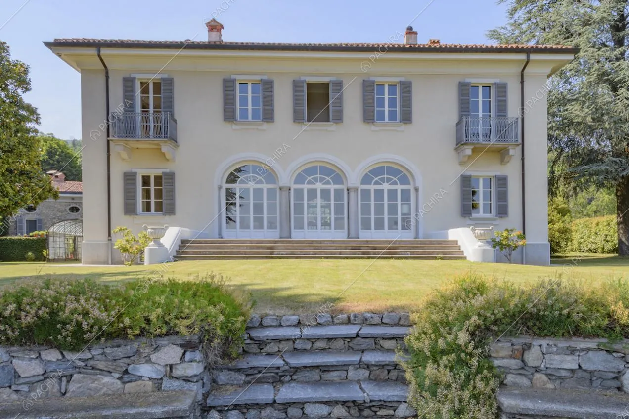 Scalinata d'accesso alla villa nel giardino