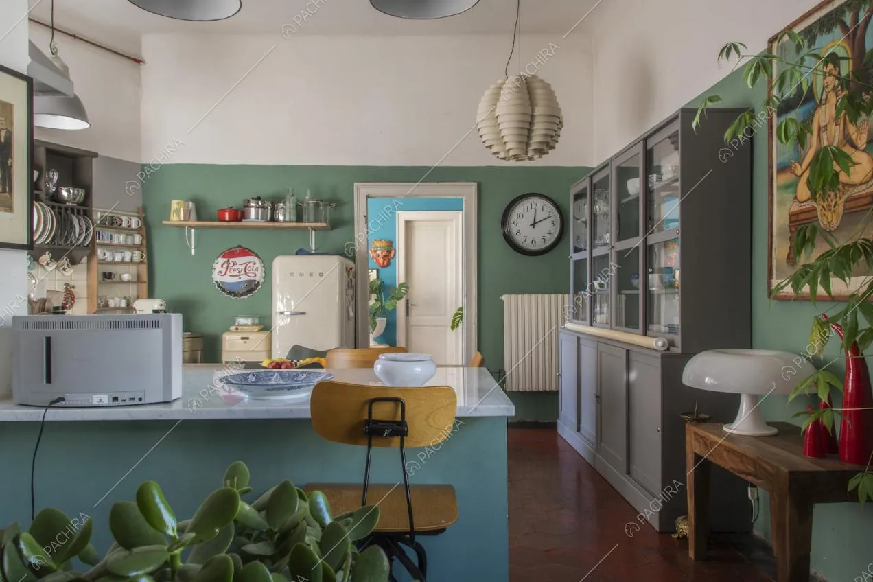 Piano di lavoro da cucina in marmo e sgabello in legno con schienale 