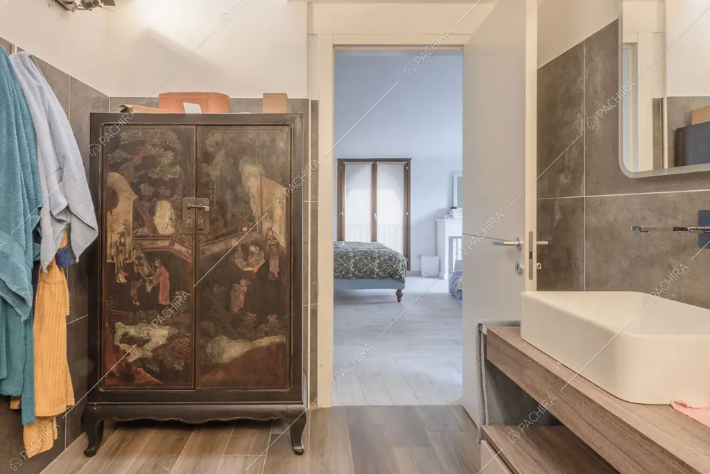 Bagno privato della camera da letto del loft Ostro, location in stile contemporaneo a Milano