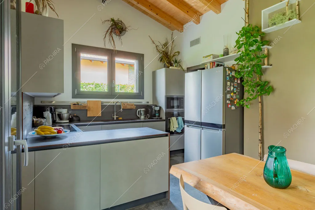Cucina a vista della villa Galena, location in stile contemporaneo a Monza