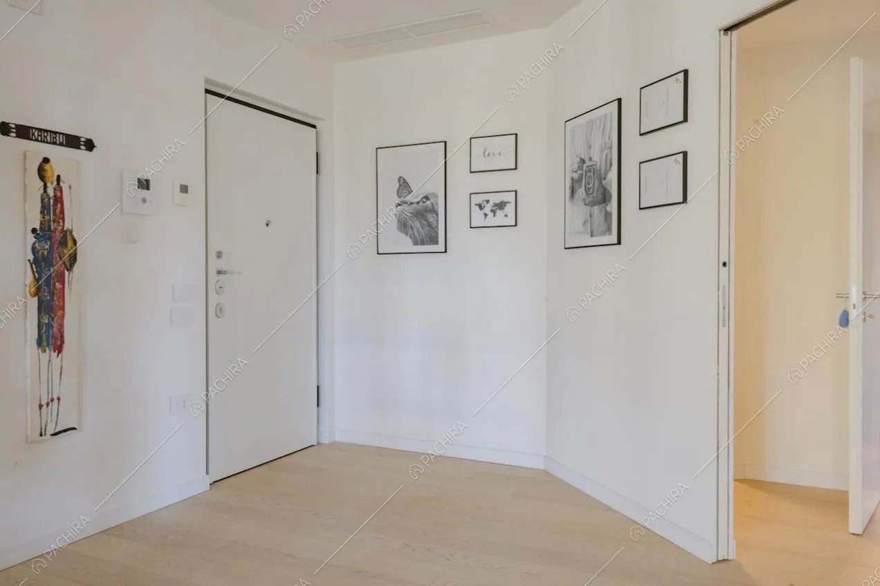 Pareti bianche e foto in bianco e nero appese all'ingresso