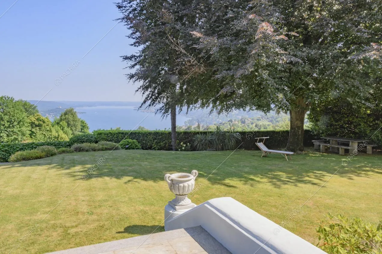 Dettaglio del giardino della villa con vista sul lago