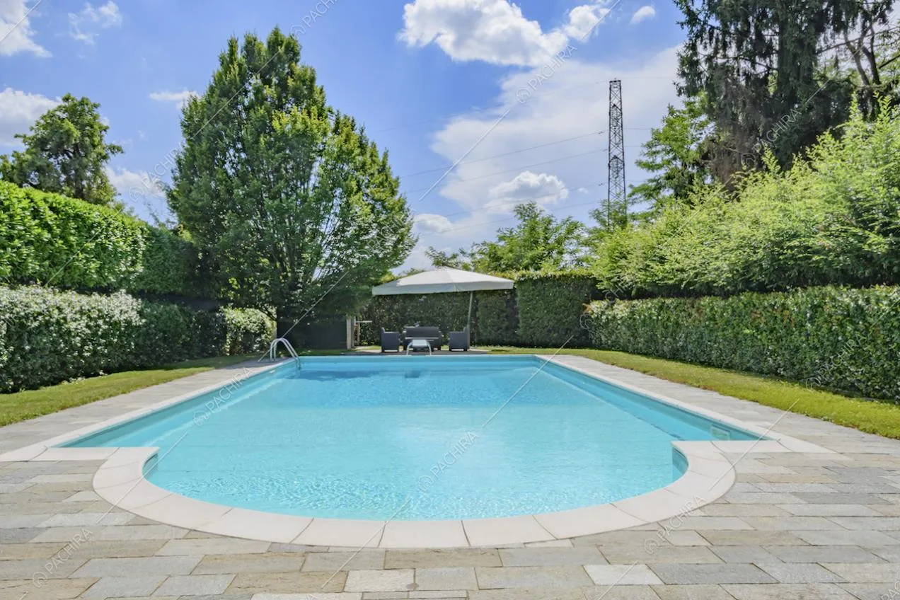 Ampia piscina circondata dalla siepe
