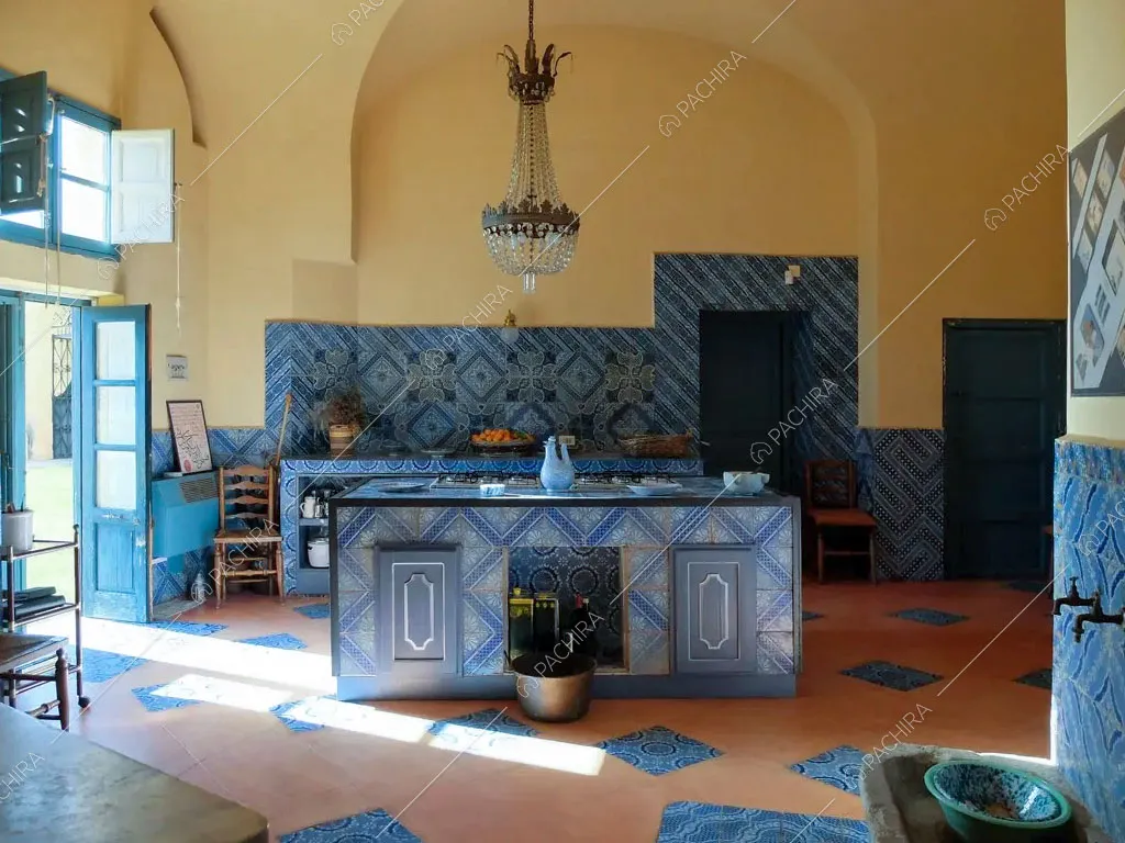 Cucina blu a isola della villa Tanami, location in stile classico a Palermo