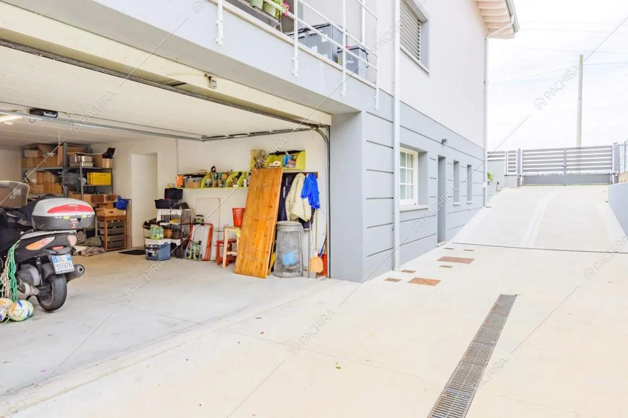 Grande garage e vista sul vialetto