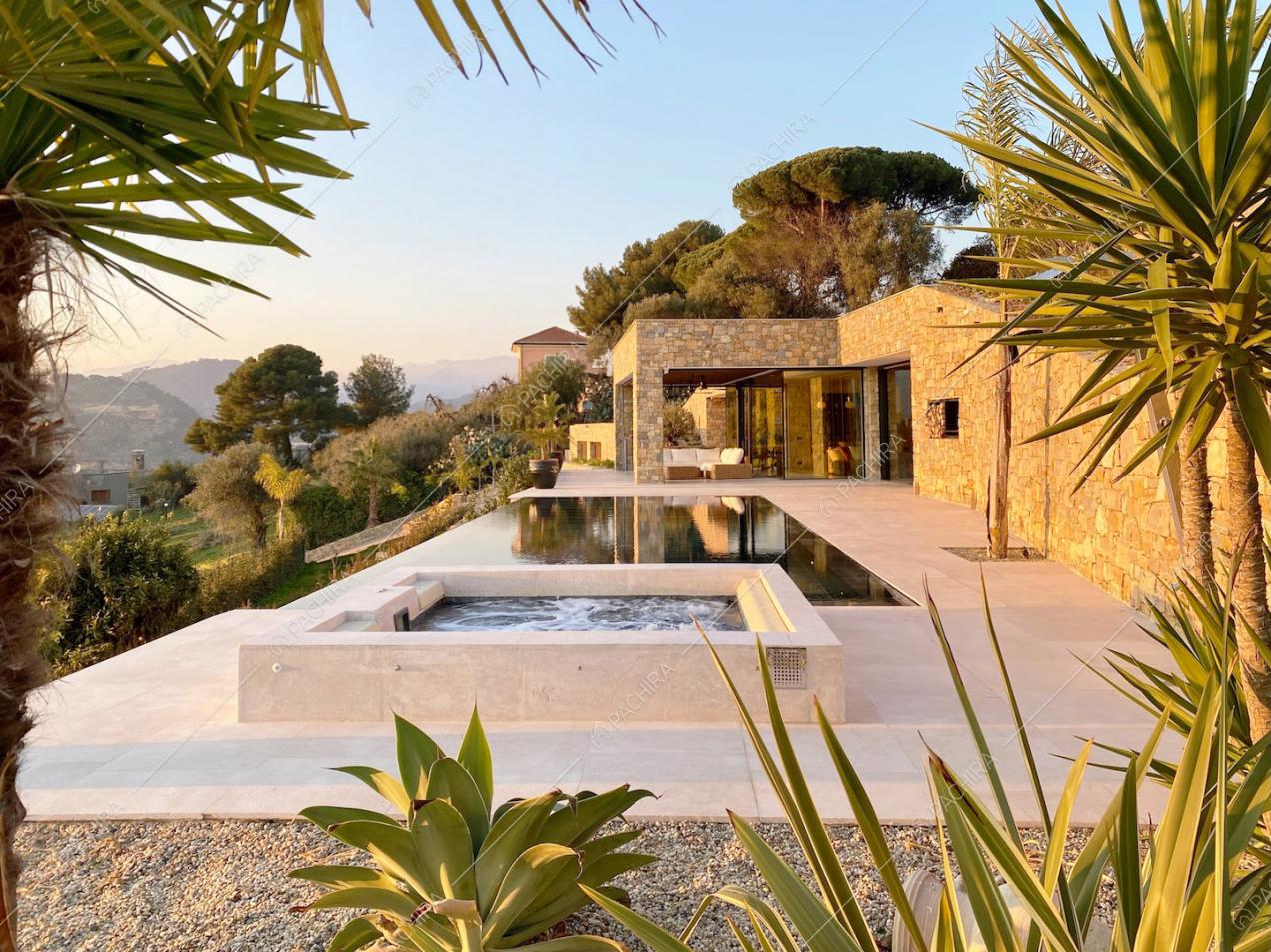 Idromassaggio e piscina infinity pool sulla terrazza con veranda vista mare