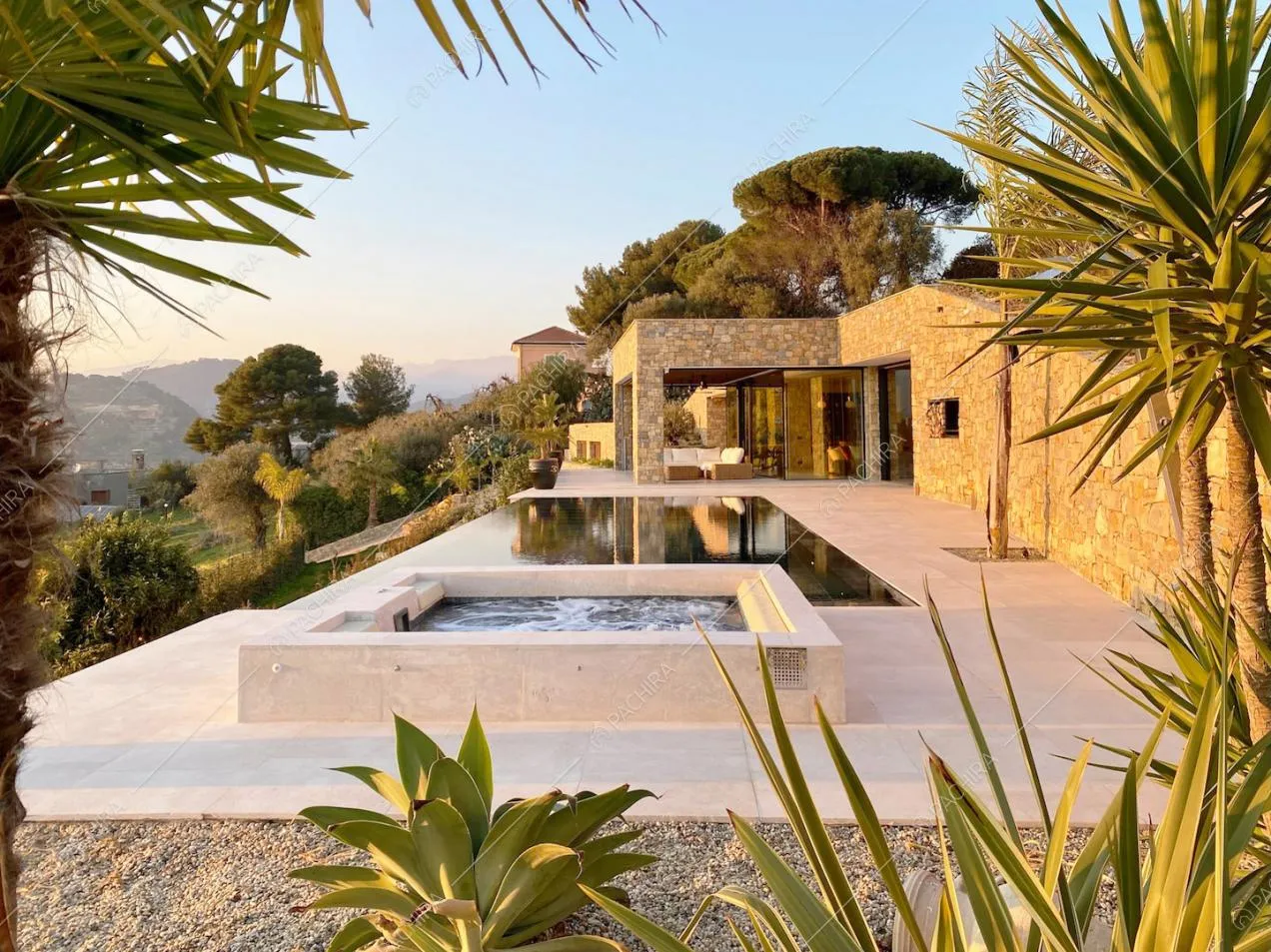 Idromassaggio e piscina infinity pool sulla terrazza con veranda vista mare