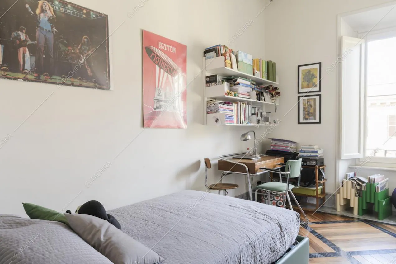 Camera da letto con la fantasia geometrica del parquet 