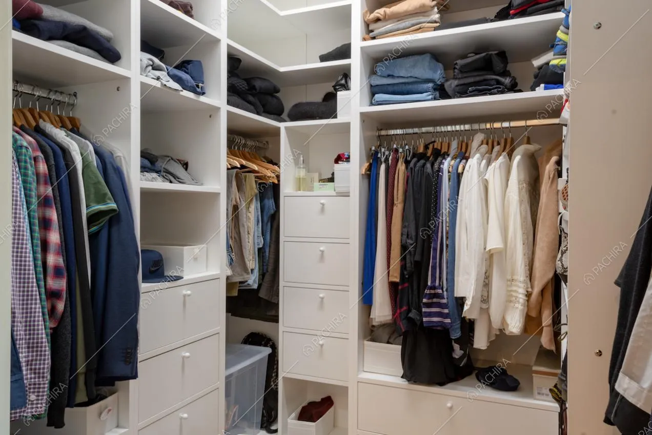 L'interno della cabina armadio con cassetti
