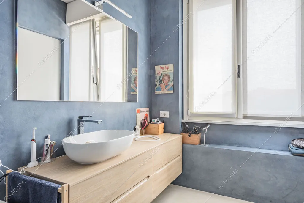 Luminoso bagno dell'appartamento Papagayo, location in stile contemporaneo a Milano