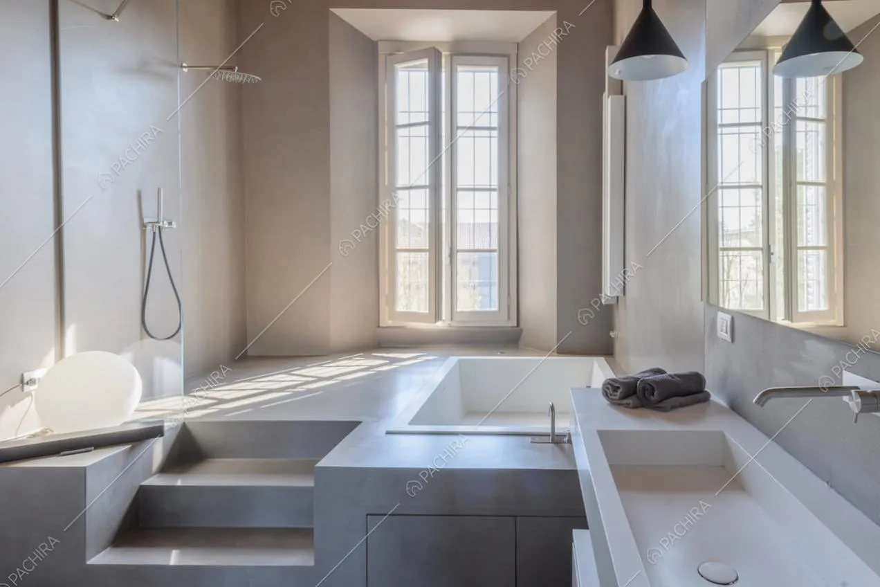 Grande bagno minimal con vasca, box doccia e pareti grigie