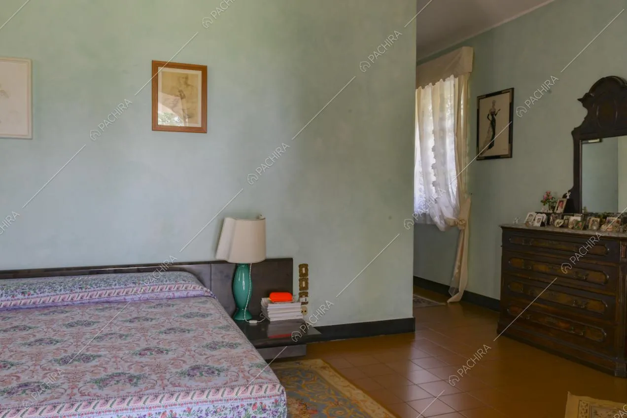 Camera da letto matrimoniale dalle pareti azzurro pastello
