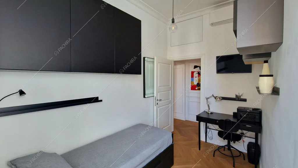Pareti bianche della camera da letto dell'appartamento Barents, location in stile contemporaneo a Roma