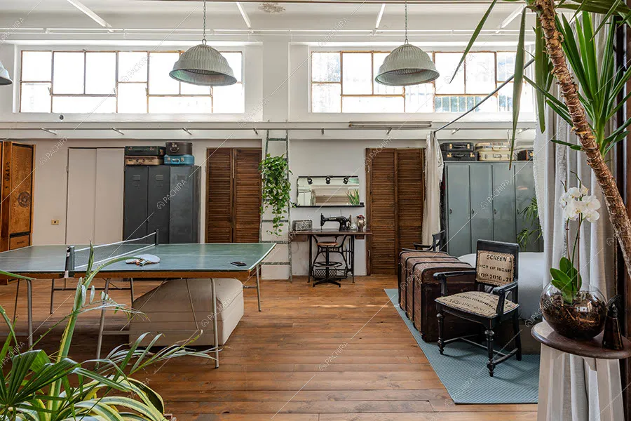 Zona living del loft Alunite, location in stile vintage a Milano