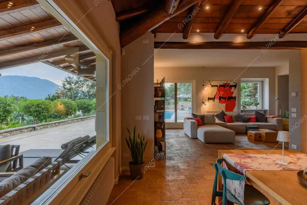 Nella sala da pranzo, vetrata con vista sulla terrazza e sul lago