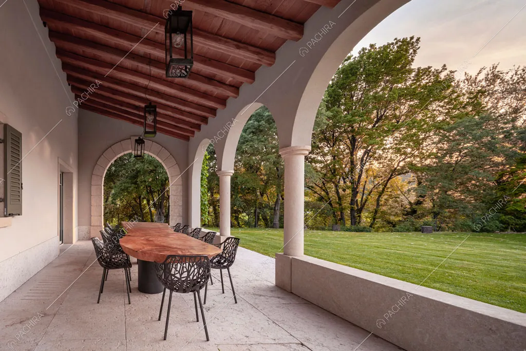 Grande portico della villa Ghibli, location in stile contemporaneo a Verona