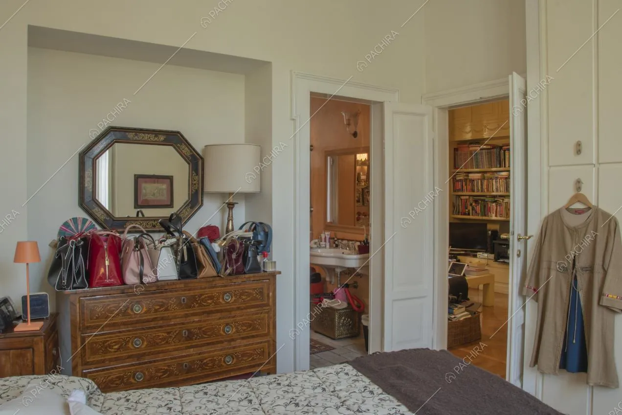 Cassettiera d'epoca in legno e specchio con cornice antica
