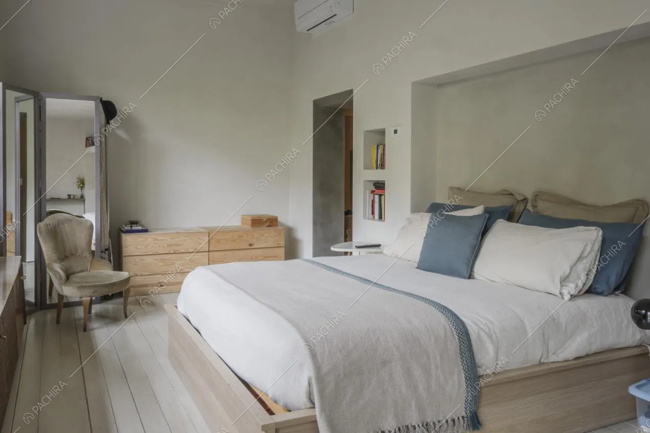 Letto matrimoniale su struttura in legno
