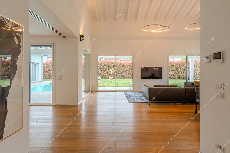 Zona living della villa Daintree, location in stile moderno a Varese