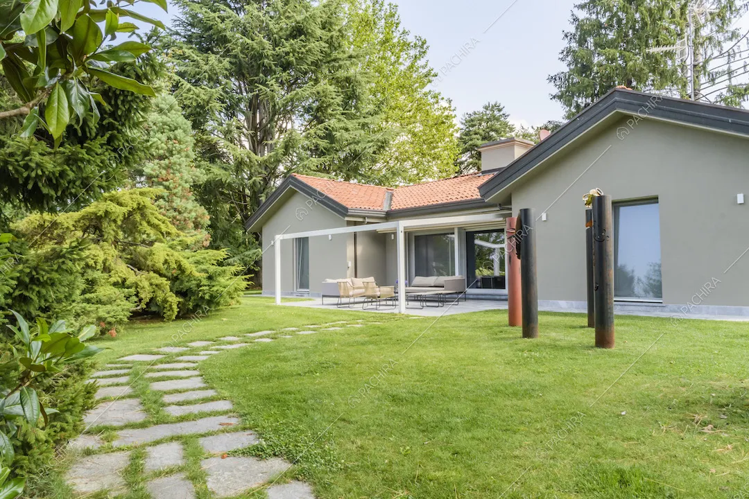 Pareti esterne della villa, veranda e tetto in mattoni