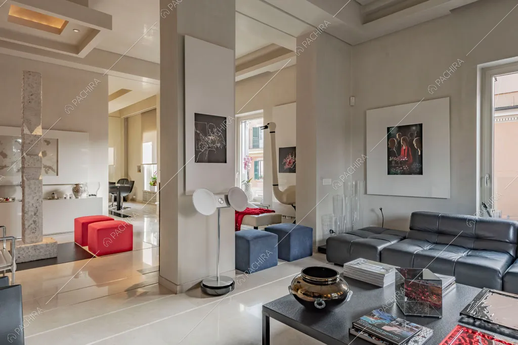 Arredo di design nella sala dell'appartamento Kamala, location in stile contemporaneo a Roma