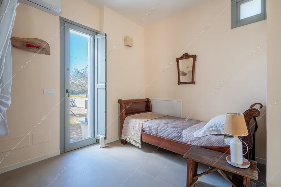 Camera da letto della villa Sahel, location in stile rustico a Brindisi