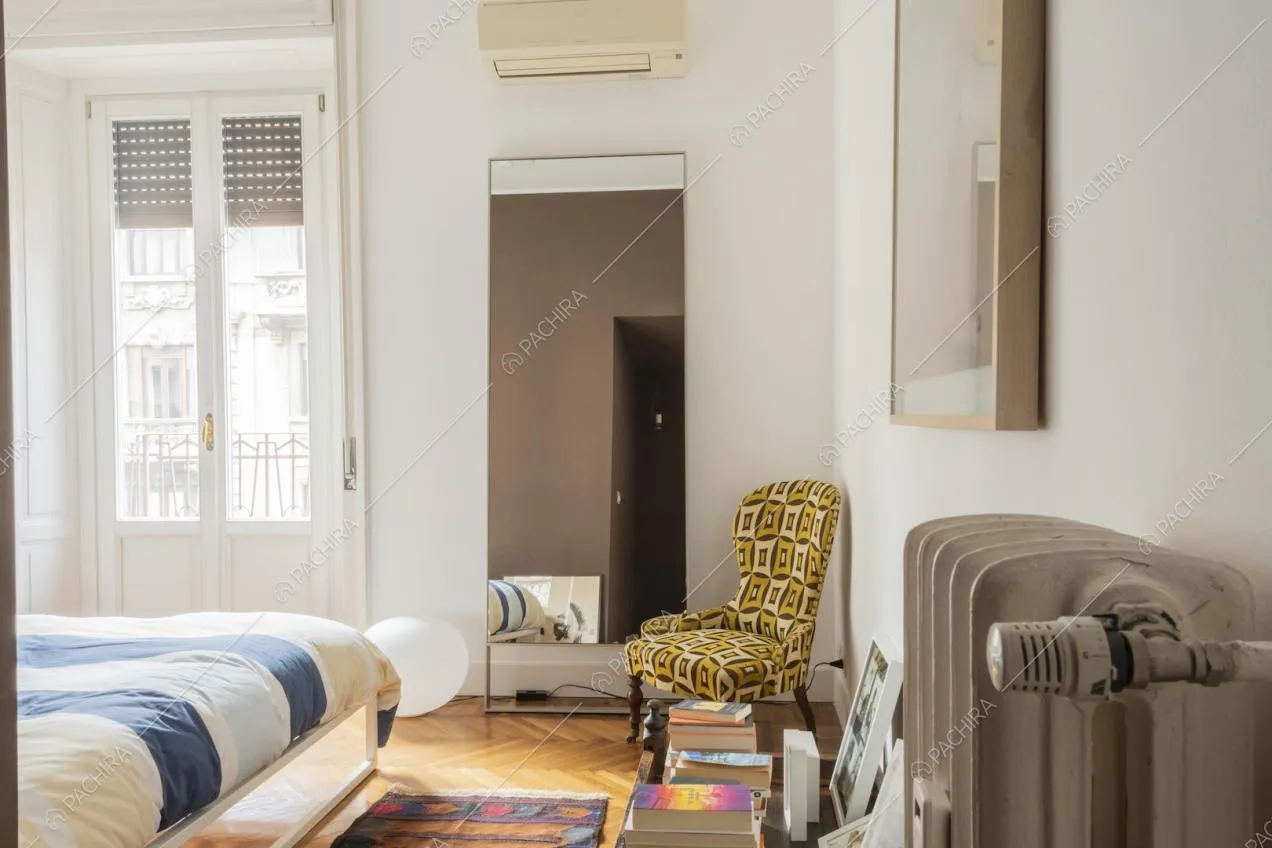 Camera da letto in stile contemporaneo con parquet