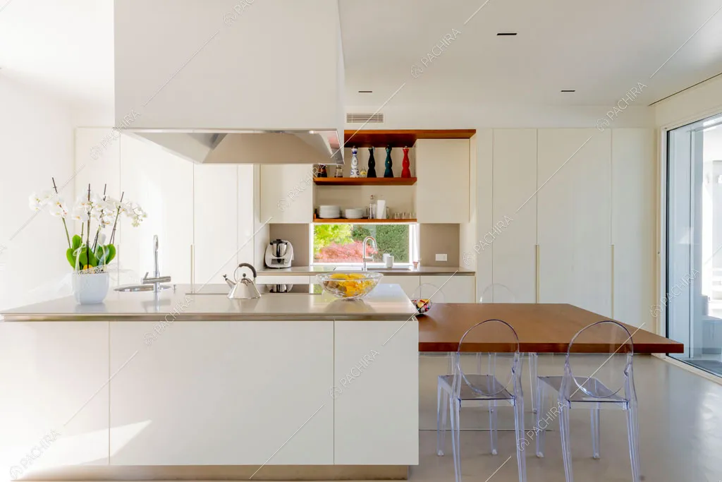 Cucina a vista della villa Columbia, location in stile moderno a Como