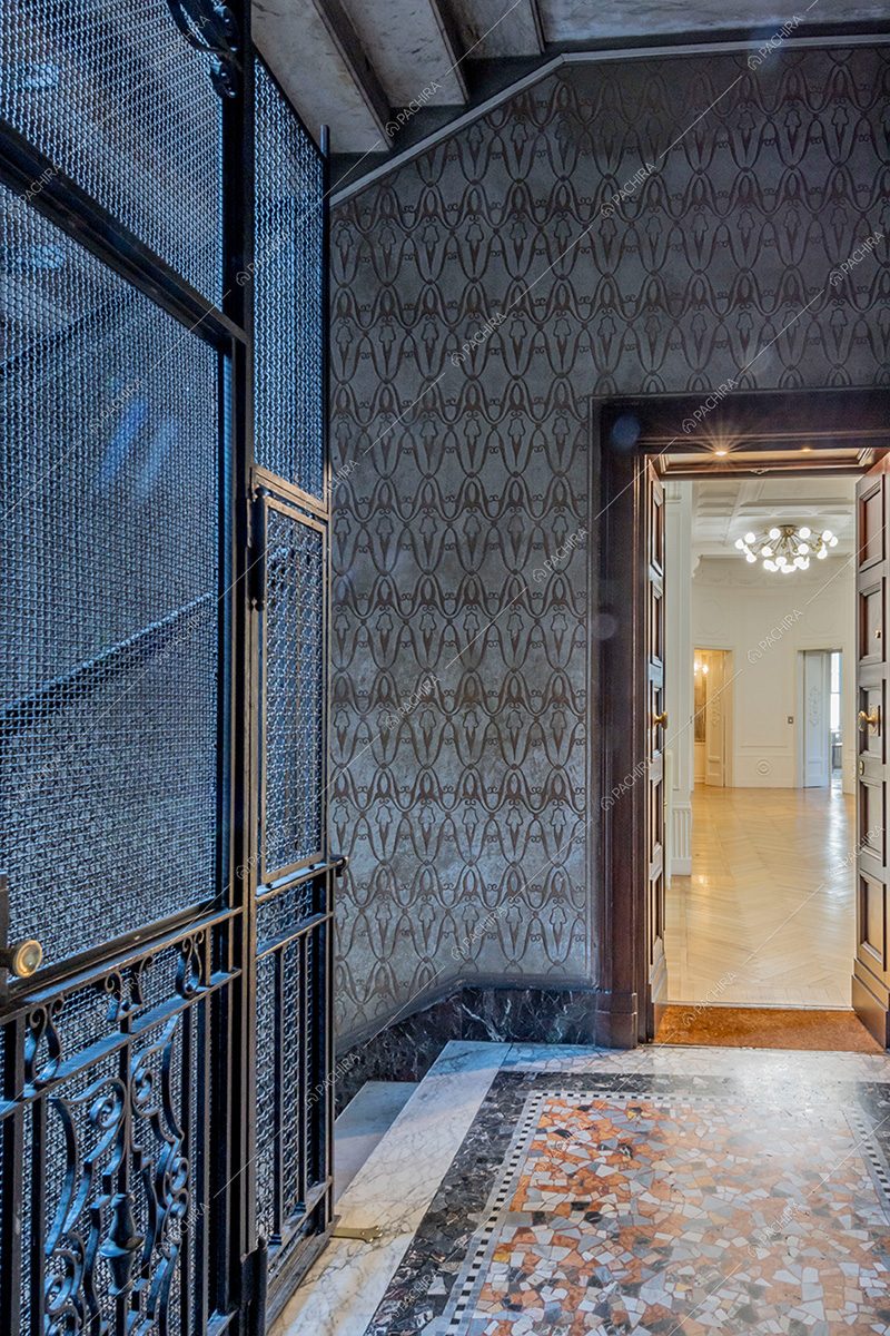 Pianerottolo dell'appartamento Barbabietola, location in stile liberty a Milano