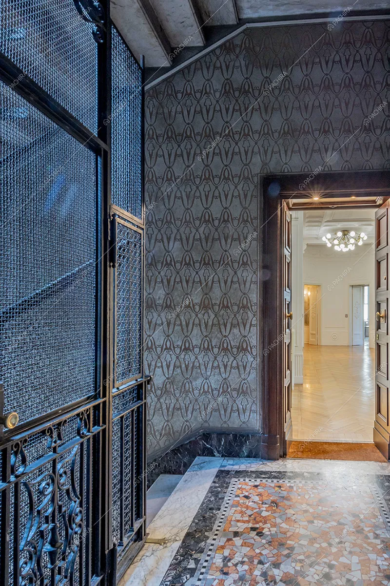 Pianerottolo dell'appartamento Barbabietola, location in stile liberty a Milano