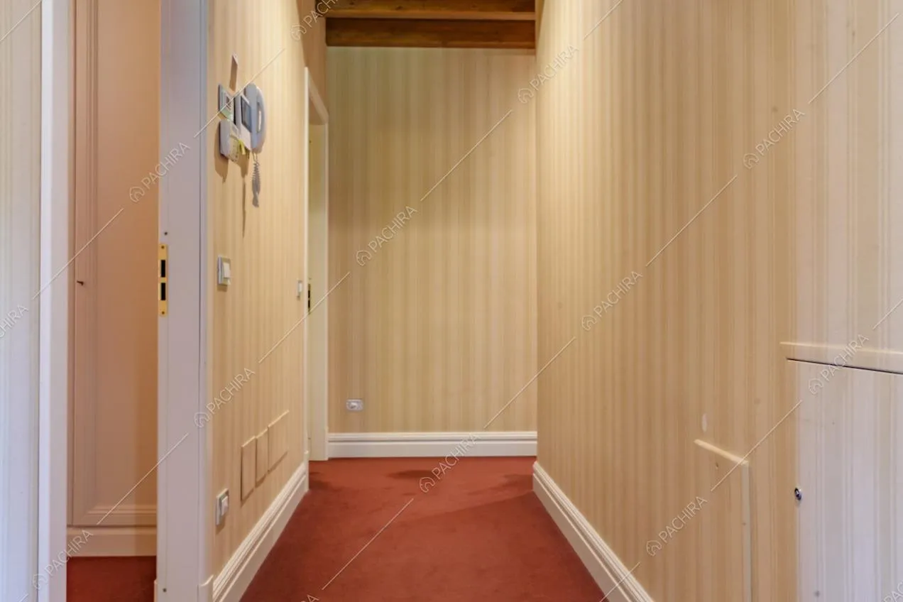 Corridoio con moquette rossa e carta da parati