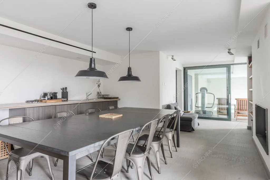 Pareti bianche della sala da pranzo della villa Roveja, location in stile contemporaneo a Como