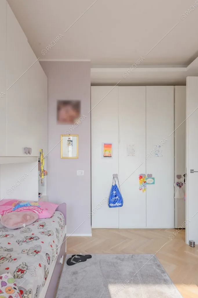 Letto singolo nella camera dei bambini con parete lilla