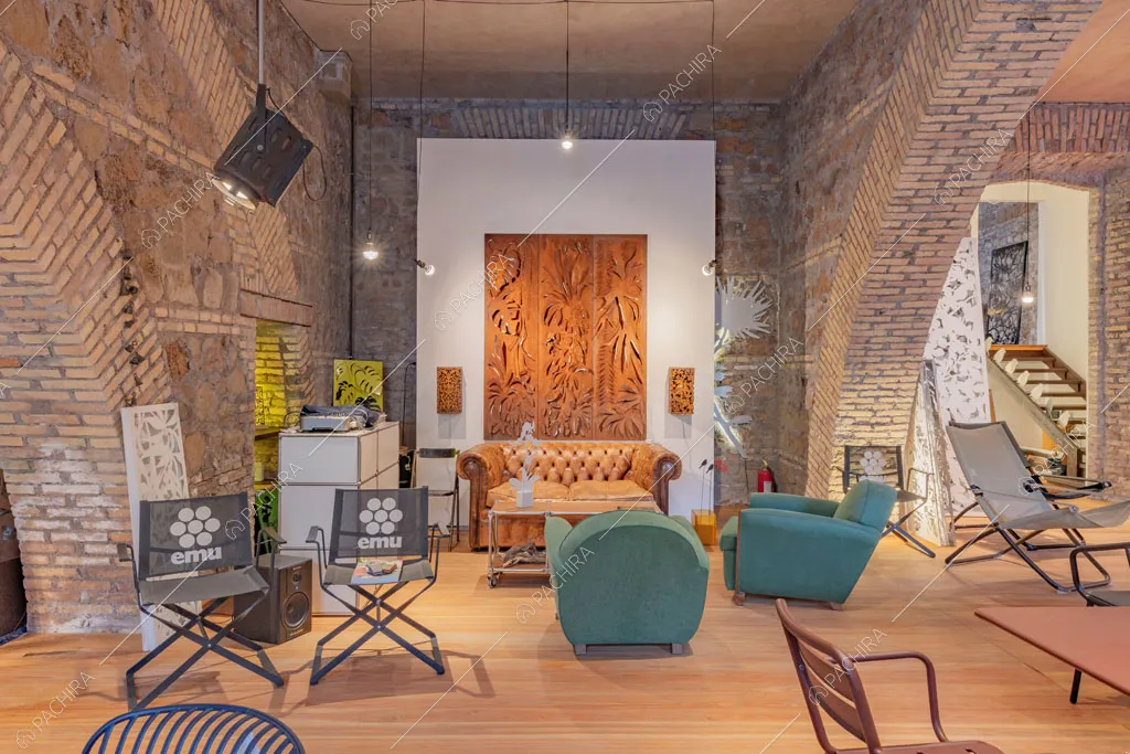 Pareti in mattoncini e pietra a vista nella sala dell'espositivo Couve, location in stile contemporaneo a Roma