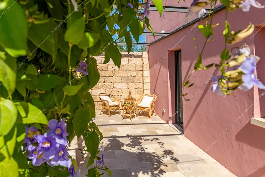 Esterni della masseria Chinook, location in stile contemporaneo a Lecce