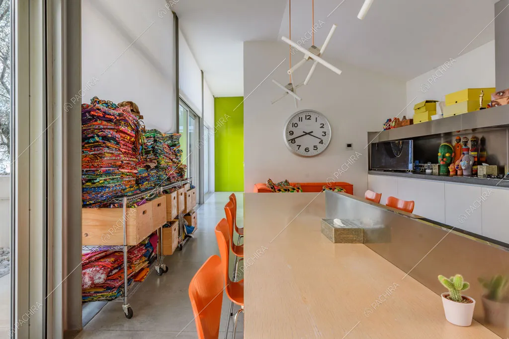 Cucina a isola del loft Inula, location in stile contemporaneo a Varese