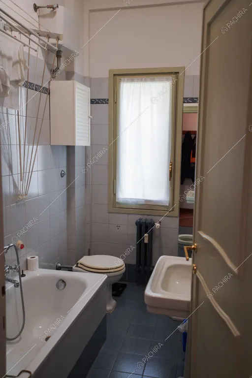 Bagno dell'appartamento Volga, location in stile moderno a Roma