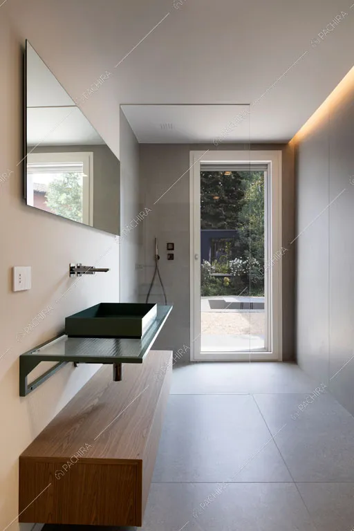 Bagno della villa Makalu, location in stile contemporaneo a Brescia