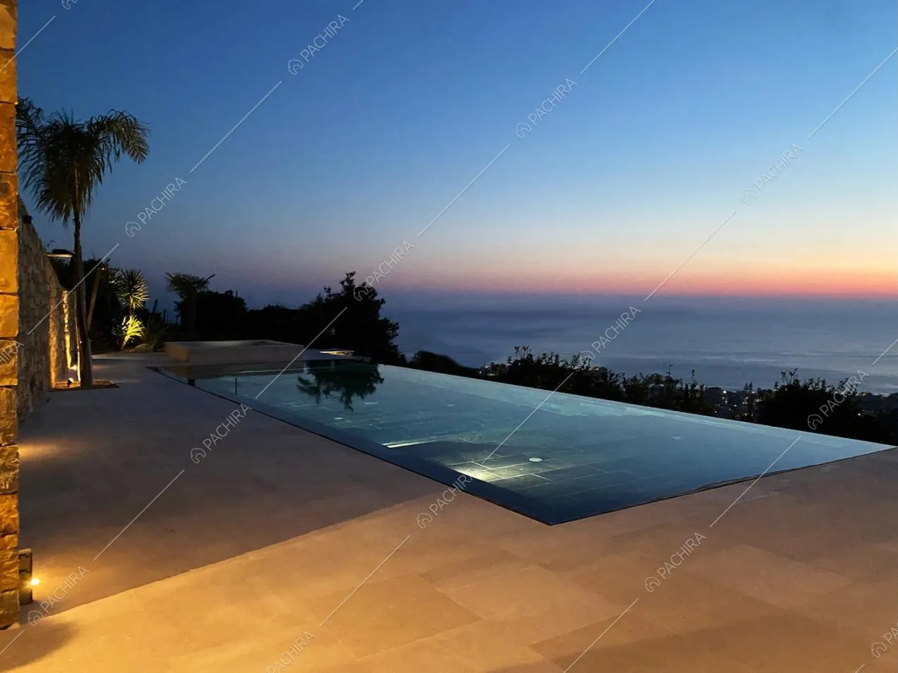 Piscina infinity pool e idromassaggio sulla terrazza vista mare 